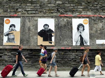 Recién llegados arrastrando sus maletas por calles españolas