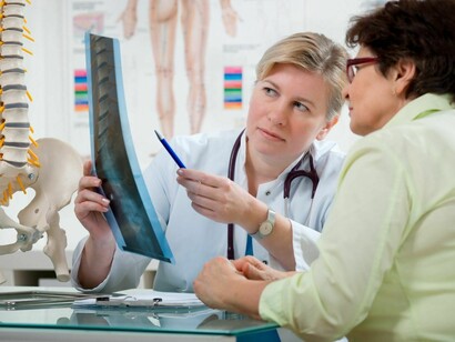 Una doctora analiza con su paciente una radiografía