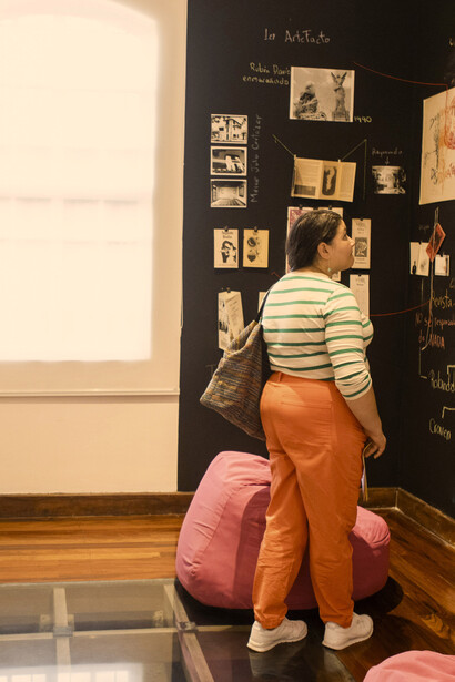 Una mujer contemplando parte de la muestra "Territorios domésticos". Fotografía cortesía de Teorética