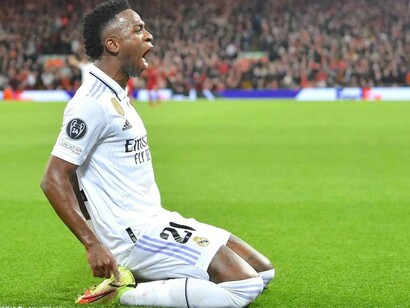 O jogador Vinicius Jr. é apresentado como um talento que, apesar do sucesso nos campos, enfrenta ignorância e tentativas de desvio de foco devido a estereótipos e preconceitos