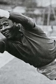 Fotografia antiga de Pelé atuando em campo como goleiro