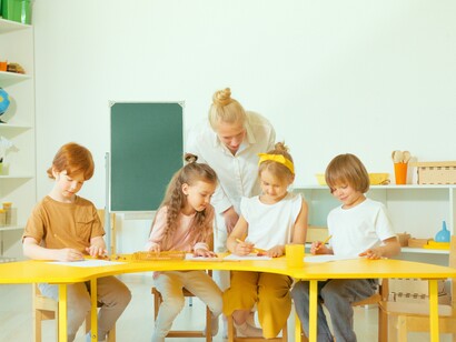 Alunos colorindo em sala de aula