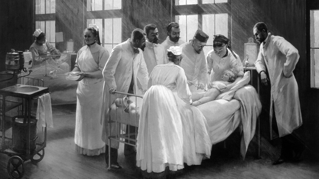 Emile Roux supervisa la vacunación contra la difteria de una pequeña en el Hôpital Trousseau, París