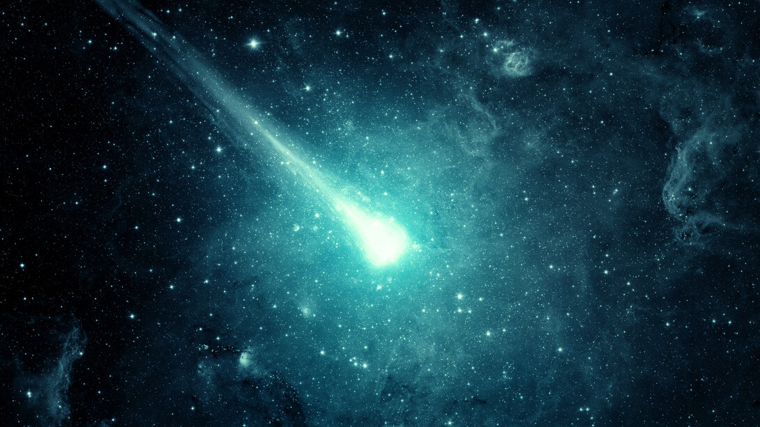 Un cometa atraviesa una nebulosa