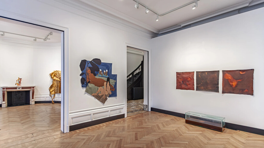 Various artists, Textile unravelled, exhibition view. Courtesy of Galerie Christophe Gaillard 