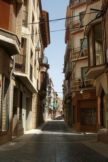 Desde muy joven tuvo la voluntad de ser escritor, pero la inmensa fama de cineasta, que alcanzaría con el paso de los años. Calles de Calanda, Teruel, España