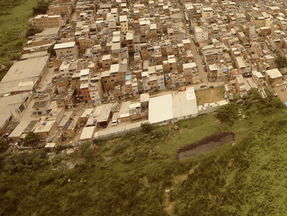 Crescimento urbano desordenado nas Baixadas, fruto da ausência de políticas de habitação permanentes
