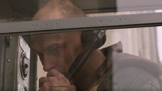 Yuriy Borisov interpretando o capitão em 'A Fuga do Capitão Volkonogov', 2021