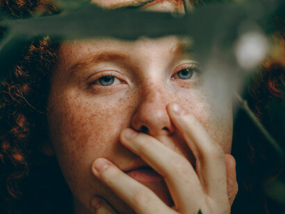 Para que una persona sea pelirroja, debe heredar una copia mutada del gen MC1R de ambos progenitores