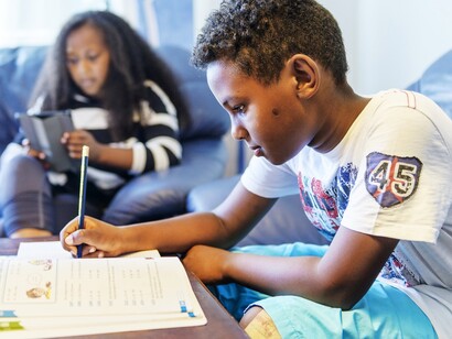 Niños suecos haciendo sus tareas en el colegio
