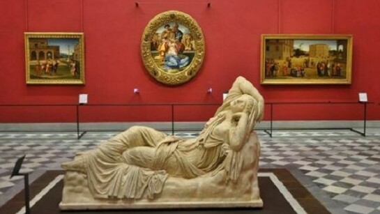 La Sala 35 degli Uffizi. In primo piano l'Arianna addormentata, sullo sfondo il Tondo Doni.