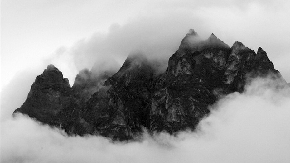 Una montaña entre la niebla