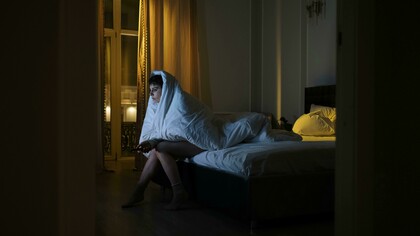 Essa privação constante de sono não afeta apenas o corpo, mas também a mente. Uma das experiências mais diferentes que já vivi foi a paralisia do sono, aquele momento em que você acorda, mas não consegue se mover. É como se o corpo ainda dormisse, enquanto o cérebro desperta. A sensação é estranha, e, embora dure poucos segundos, parece uma eternidade