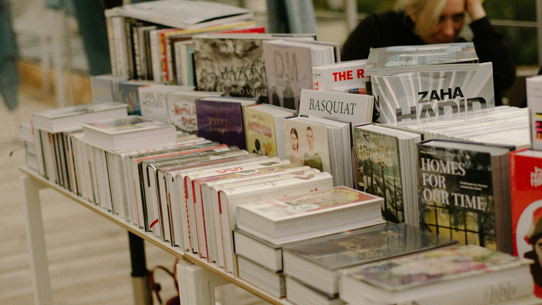 Une poudrière de mots : l’épicentre de la littérature à portée de main, entre stands et chemins d’édition