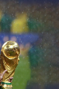Kylian Mbappé tiene in mano il trofeo della Coppa del Mondo FIFA dopo la partita finale del torneo il 15 luglio 2018