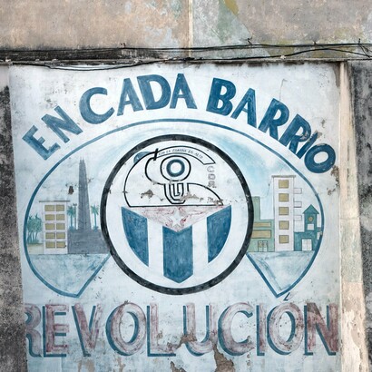 Mural en la Habana Vieja, Cuba, que dice "en cada barrio, revolución"