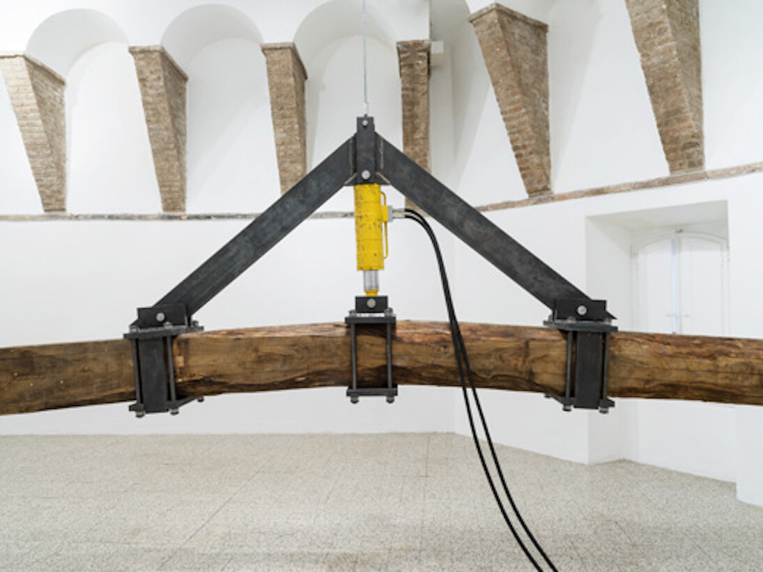 Arcangelo Sassolino, Exhibition view. Courtesy of Galleria Continua