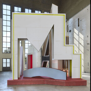 Exhibition view "Plateau mit Halbfigur“, Photo: Jens Ziehe, © Thomas Scheibitz / VG BILD-KUNST, Bonn, 2018