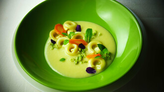 Crema di sedano rapa con patate al profumo di alloro e curcuma con pasta  