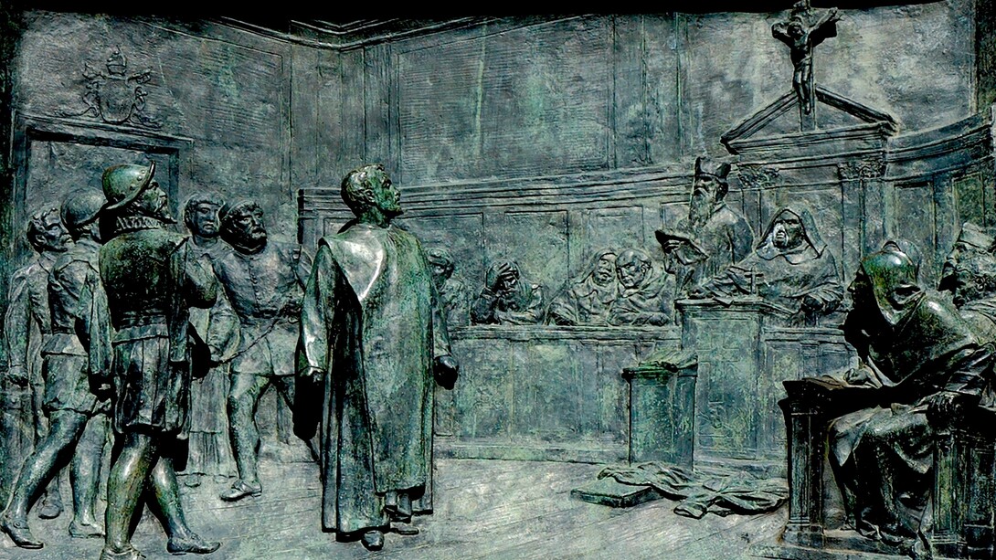 O Julgamento de Giordano Bruno pela Inquisição Romana. Relevo em bronze por Ettore Ferrari, Campo de' Fiori, Roma