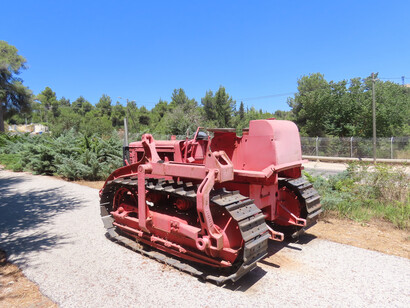 El hombre se siente muy incómodo ante el tiempo, ante su paso, ante su irreversibilidad, y a veces le ocurre, de forma dramática. Viejo tractor, Bar'am, kibbutz en el norte de Israel 