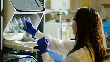 Técnico se prepara para um experimento de sequenciamento do genoma viral completo