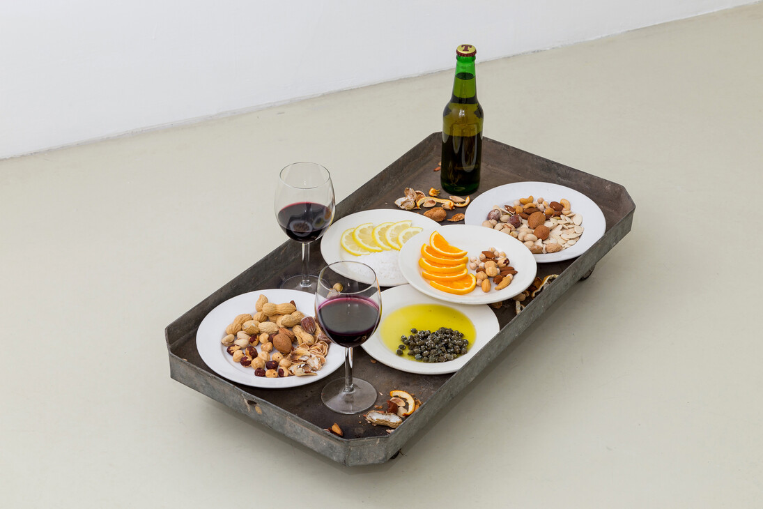 Satoshi Hirose, Aperitivo, 1995, birra, vino, nocciole, arachidi, semi di zucca, arancia, limone, sale, piatti, vetro, var. dim.,
Courtesy Galleria Umberto Di Marino, Napoli, Italy,
foto Danilo Donzelli
