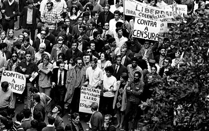 Artistas, intelectuais, religiosos e estudantes ocupam as ruas do Rio de Janeiro durante a Passeata dos Cem Mil, em 26 de junho de 1968. Naquele dia, cerca de 100 mil pessoas fizeram da Cinelândia e do centro da cidade um espaço de resistência à ditadura, mostrando a força da sociedade quando se organiza e ocupa o espaço público em defesa das liberdades democráticas. De braços dados, Chico Buarque, Renato Borghi, Zé Celso Martinez Corrêa, Caetano Veloso, Nana Caymmi e Gilberto Gil, entre outros, participam da passeata que marcou a histórica da resistência popular no Brasil