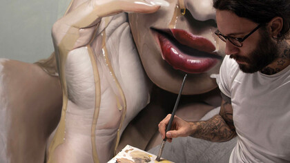 El pintor Mike Dargas trabajando en su «Serie líquida»