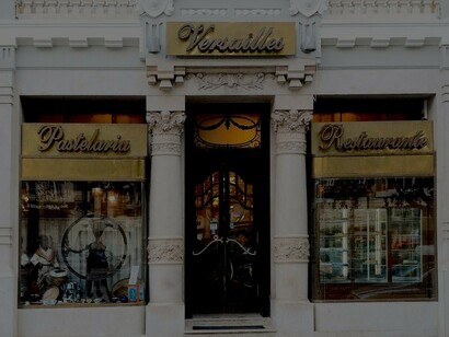 Entrada principal da Pastelaria Versailles, em Lisboa, Portugal