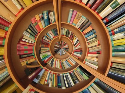 Livros em uma biblioteca