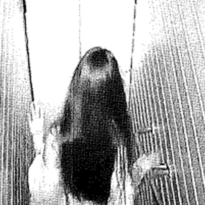 A Mariana descendo a escada do camarim
