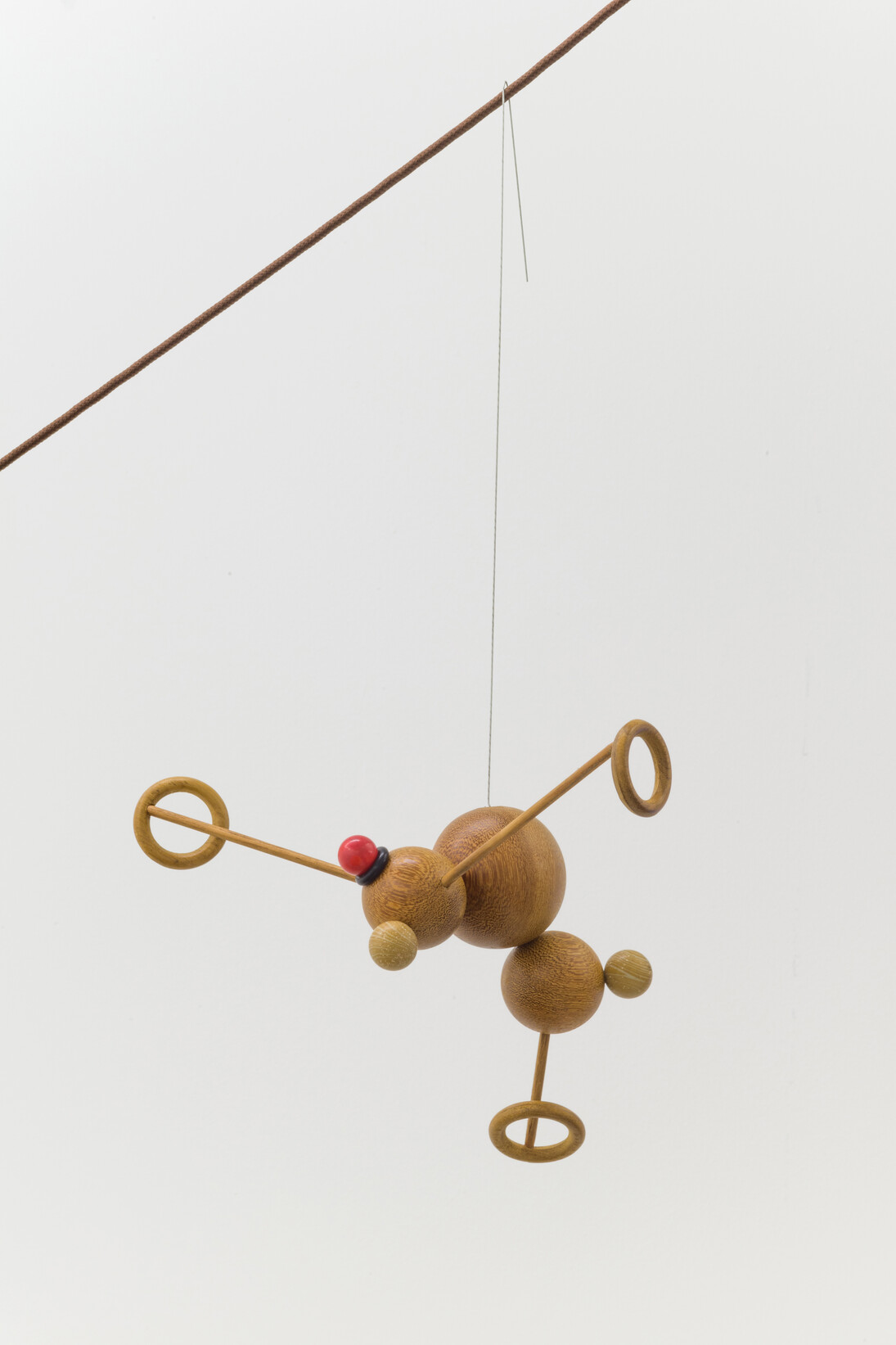 Carlos Bevilacqua, Marimba (Himenopptera Hipnosônico), 2013 Madeira, pedra e borracha, 26 x 32 x 14 cm. Photo: Eduardo Ortega | Cortesia Galeria Fortes Vilaça