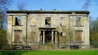 Es así como "la España vacía, donde se halla la mayor concentración de pueblos abandonados de Europa". Casa abandonada pero aín de pie