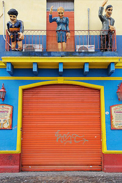 Esculturas de Maradona, Evita y Perón en una casa en La Boca, Buenos Aires, Argentina