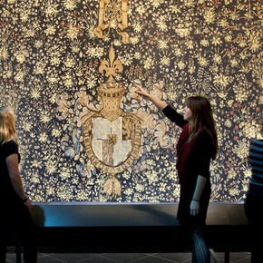 Looking at the Mille-fleur tapestry, which once belonged to Philip the Good (Brussels(?), ca 1466)
© Bernisches Historisches Museum, Bern. Photo Nadja Frey