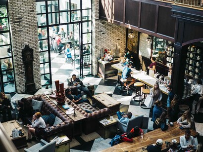 Interno di bar. Il posto è enorme, su due livelli, occupa circa duecentocinquanta coperti, e garantisce l’accesso ad Internet gratuito