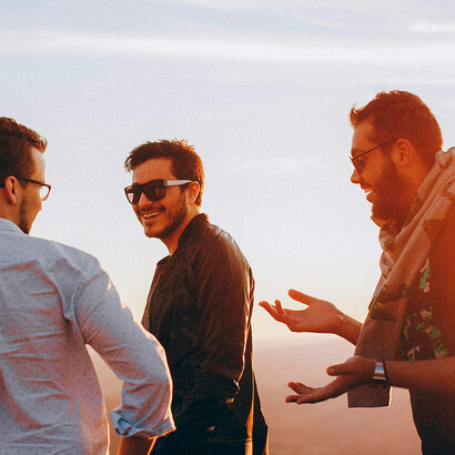 Grupo de pessoas felizes. A visualização positiva envolve imaginarmos cenários positivos e desejáveis para nós
