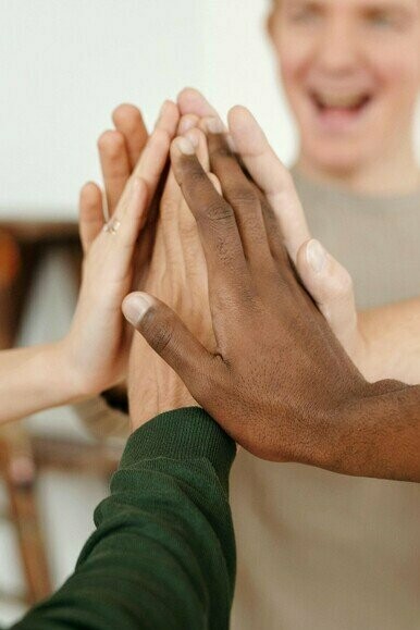 Cada passo dado por uma pessoa reverbera em sua comunidade, assim como as conquistas coletivas fortalecem os indivíduos. Responsabilidade, então, é também solidariedade: é olhar para as estruturas sociais e perguntar de que maneira posso contribuir para transformá-las, para que mais pessoas tenham condições de florescer