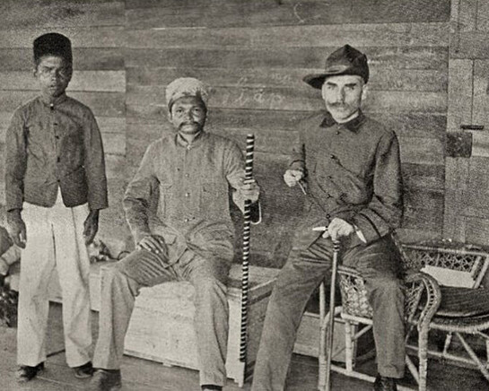Christoffel als Civiel bestuurder in Borneo, juli 1905; naast hem het hoofd van de Siang-Dayaks, 1905.  Courtesy of M HKA 