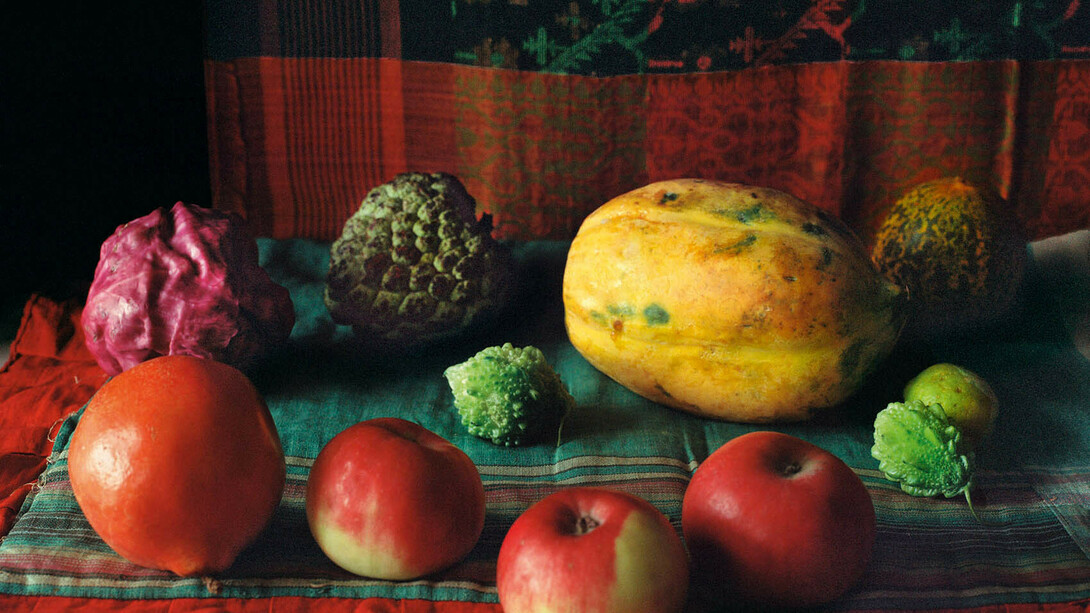 Patrick Faigenbaum, Arrangement de fruits, Dover Lane, Ballygunge, Kolkata sud, octobre 2014, Tirage jet d’encre, pigmentaire, 52,5 x 66 cm © Courtesy Patrick Faigenbaum et Galerie Nathalie Obadia, Paris/Bruxelles