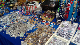 Monedas a la venta en el mercado libre del Día del Rey, Groninga, Holanda