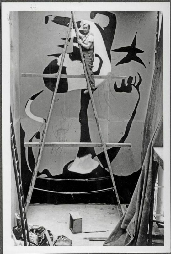 Foto storica di Mirò sulla scala © Joan Ramón Bonet & David Bonet / Cortesía Archivo Fundació Pilar i Joan Miró a Mallorca © Successió Miró by SIAE 2012. Foto: © Joan Ramón Bonet & David Bonet / Cortesía Archivo Fundació Pilar i Joan Miró a Mallorca