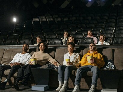  Na década de 1970, a popularização da televisão e do VHS, que permitiram assistir a filmes sem sair de casa, provocou uma reconfiguração do mercado audiovisual. O crescimento das metrópoles e o aumento da produção cinematográfica tornaram impossível que uma única sala comportasse a oferta de títulos lançados semanalmente