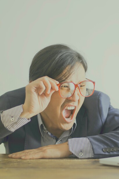 A man yelling at his laptop, after making a bad investment, trough a mistake
