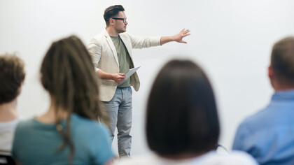 Professores participam de aula sobre ensino e aprendizagem no Brasil durante sábado letivo 