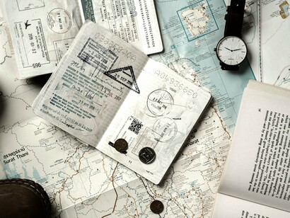 Mulher planeja sua próxima viagem. Não pesquisar o mínimo antes de pegar um avião, carro, ônibus e ir em direção àquele destino, é o mesmo que se colocassem você no meio do deserto sem água, bússola e comida: você não sabe o que fazer