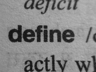 "Definire" è una parola del dizionario, nonché il compito del dizionario stesso!