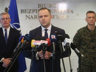 Droni russi in Polonia: il Presidente Nawrocki con il capo della sicutezza nazionale Cenckiewicz e il generale NATO Rzeczkowski (ANSA-EPA 2025)