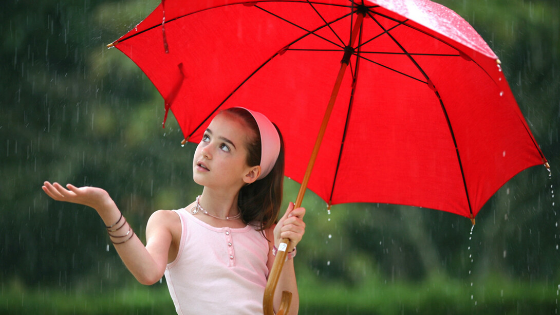 Criança contemplando a chuva